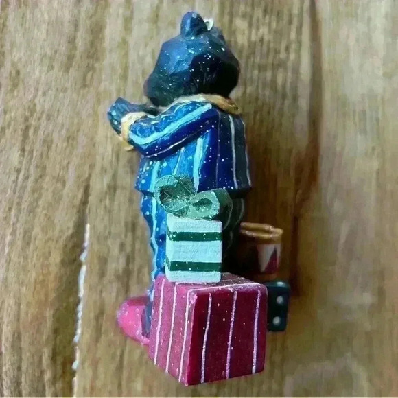Bear Ornament drinking Coffee in Pajamas Jasper Wyoming 2006 Signed “RS” - Picture 4 of 12